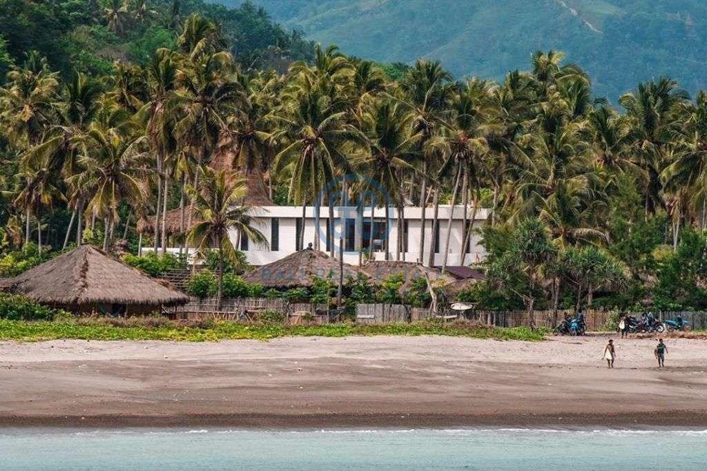 bedrooms villa retreat beachfront view sumba for sale rent