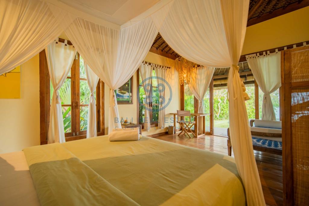 bedroom villa with private beach access in uluwatu for sale