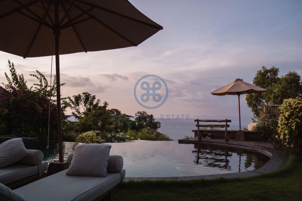 bedroom villa with private beach access in uluwatu for sale