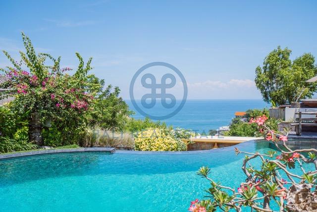 bedroom villa with private beach access in uluwatu for sale