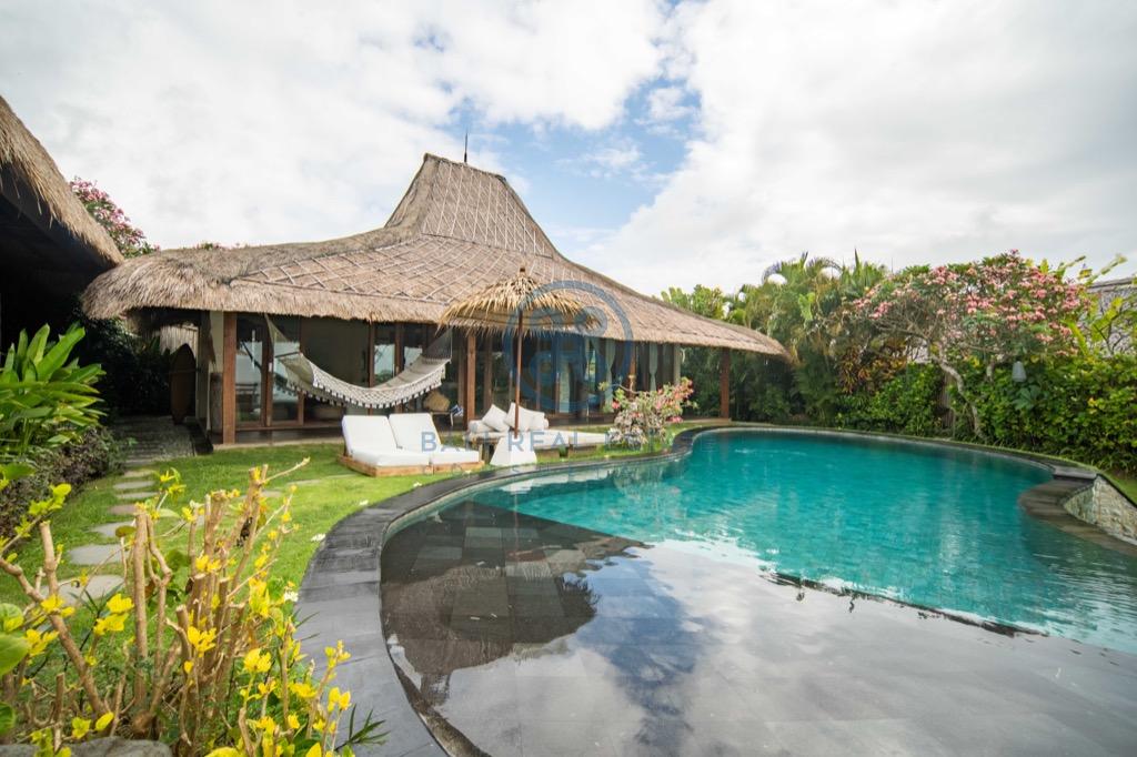 bedroom villa with private beach access in uluwatu for sale