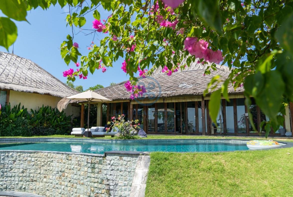 bedroom villa with private beach access in uluwatu for sale