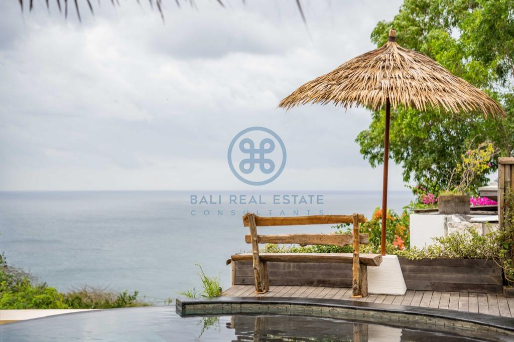 bedroom villa with private beach access in uluwatu for sale