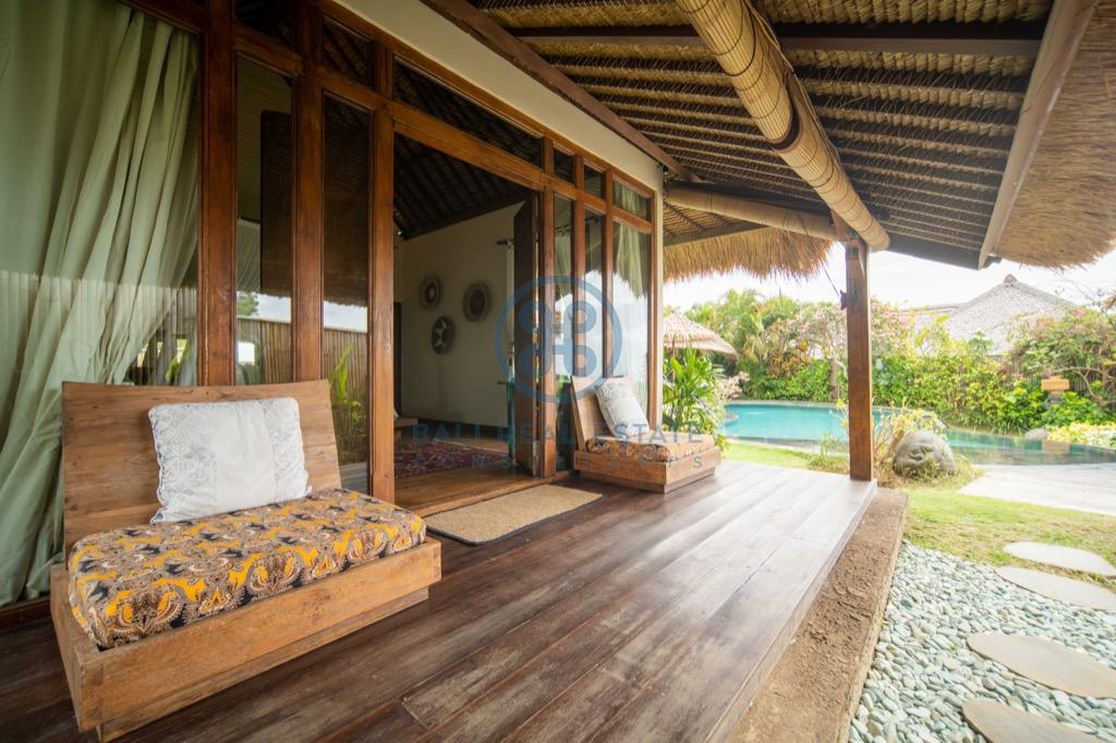 bedroom villa with private beach access in uluwatu for sale