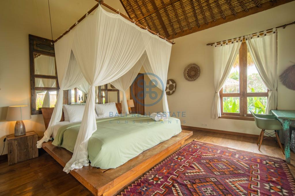 bedroom villa with private beach access in uluwatu for sale