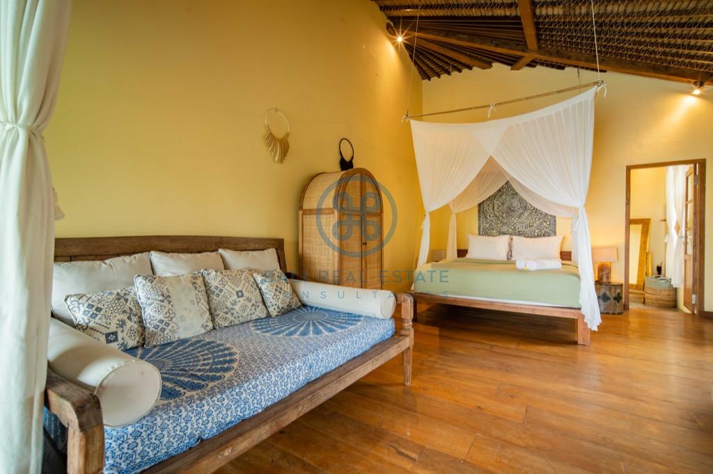 bedroom villa with private beach access in uluwatu for sale