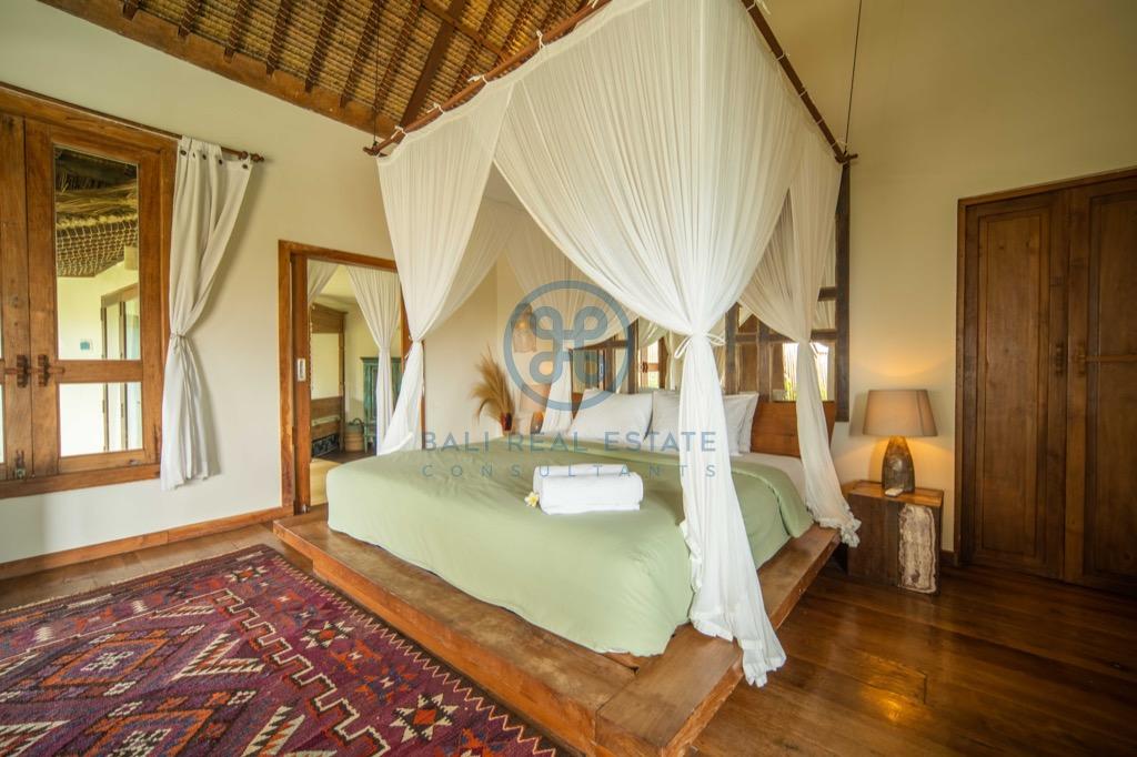 bedroom villa with private beach access in uluwatu for sale