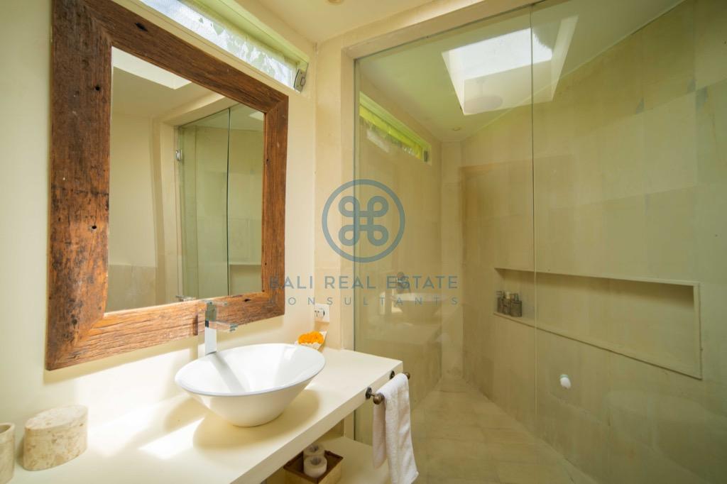 bedroom villa with private beach access in uluwatu for sale