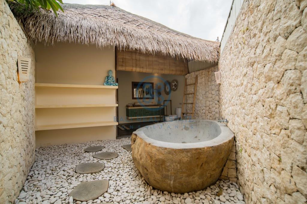 bedroom villa with private beach access in uluwatu for sale