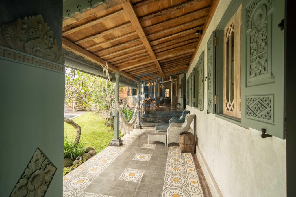 bedroom villa surrounded by ricefields in ubud for sale