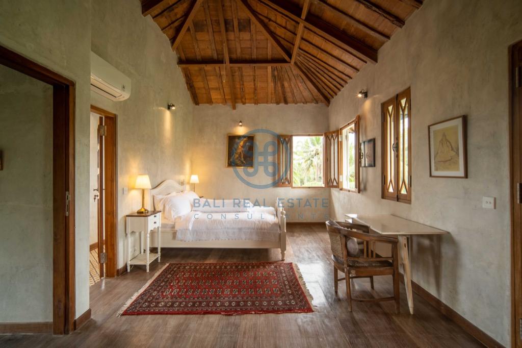 bedroom villa surrounded by ricefields in ubud for sale