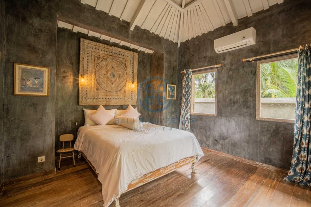 bedroom villa surrounded by ricefields in ubud for sale